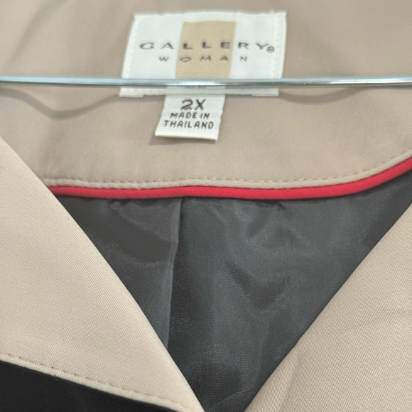 Chic Black Trench Coat with Tan Collar - Picture 5 of 13